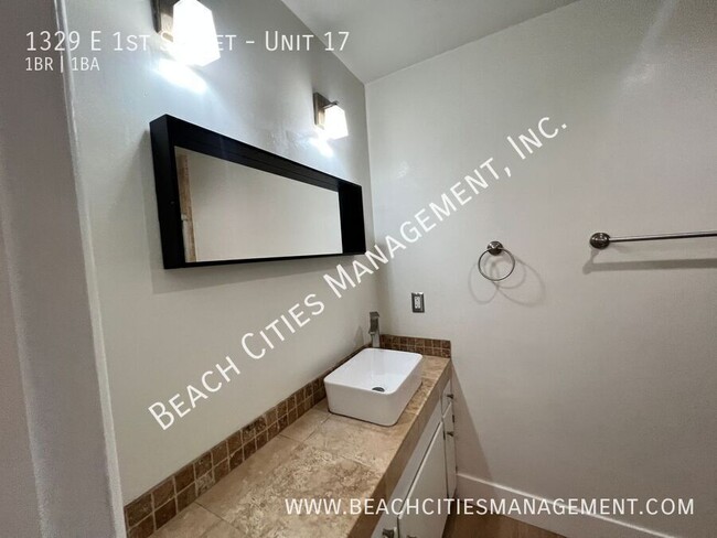 Building Photo - Stunning 1 Bedroom 1 Bath Condo Just One B...