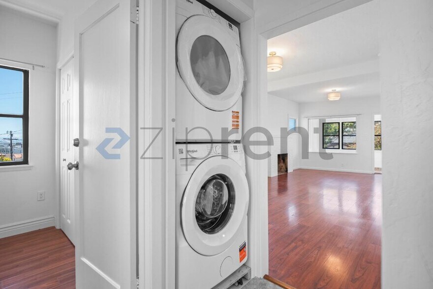Building Photo - Unit