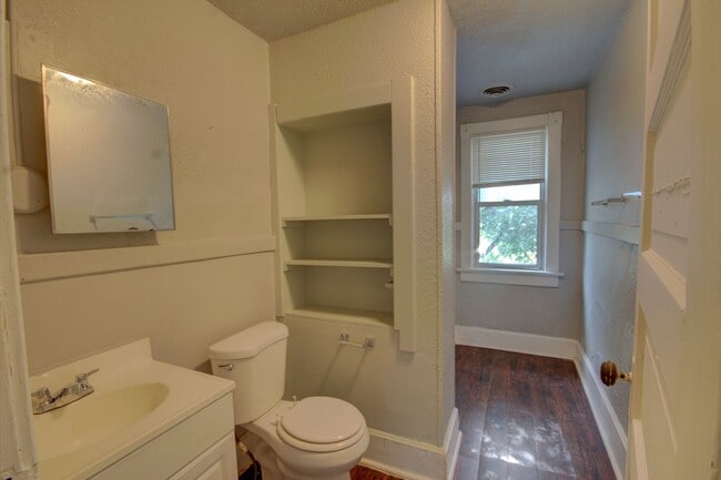 Building Photo - 2 bedroom with bonus space