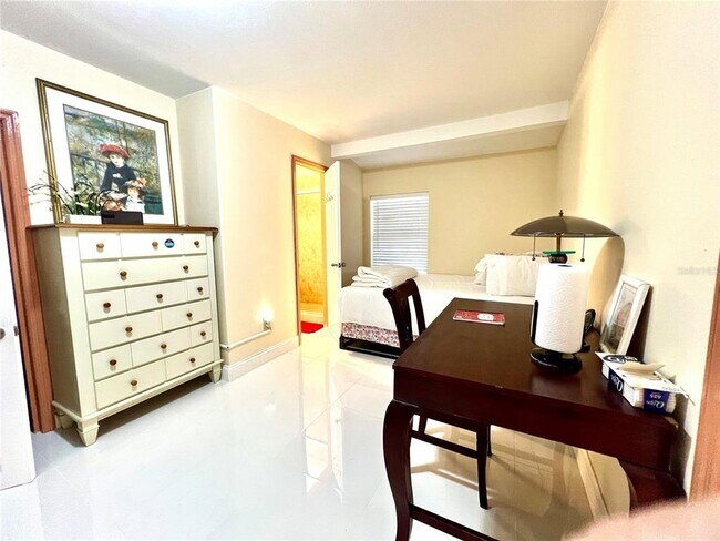 Building Photo - 5009 Deauville Dr