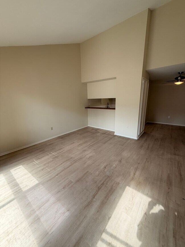 Building Photo - 2 Bed, 2 Bath Fullerton Condo For Rent w/ ...