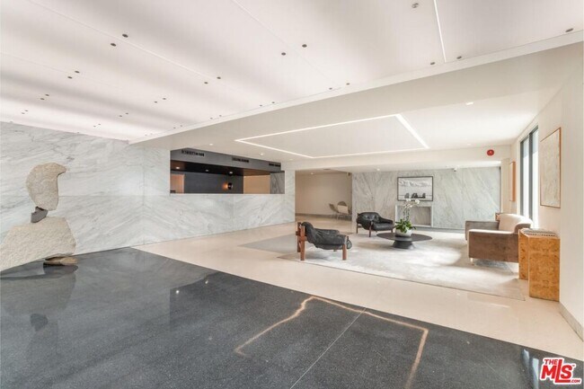 Building Photo - 818 N Doheny Dr