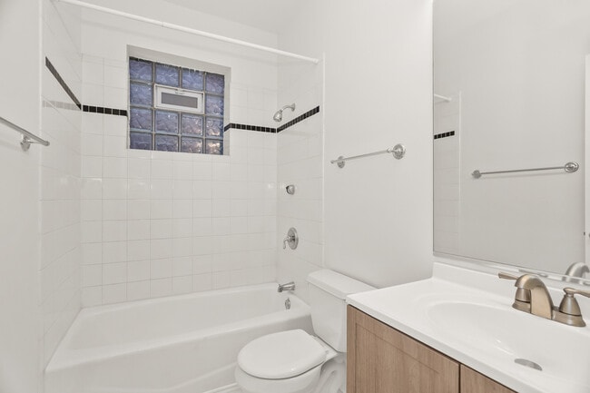 Building Photo - 3928 N Greenview Ave