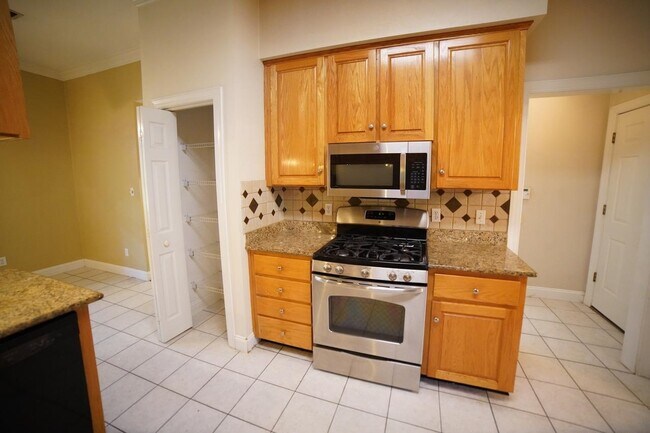 Building Photo - 352 Meadow Ridge Dr