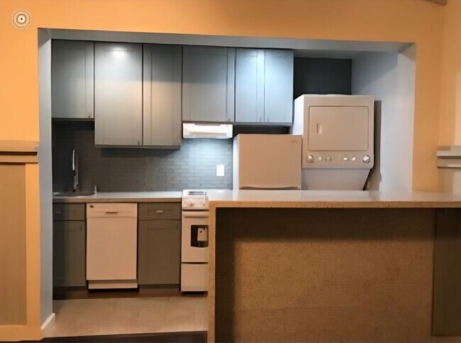 Building Photo - 723