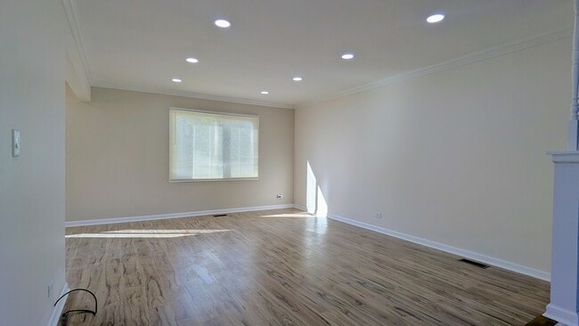 Building Photo - 650 Shining Water Dr