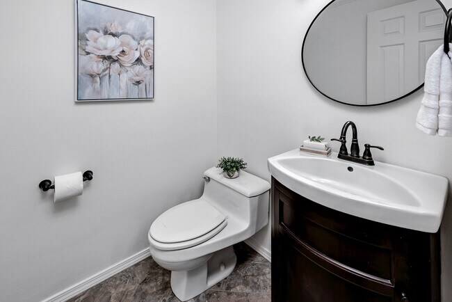 Building Photo - Luxurious 4-Bedroom Family Home Minutes Aw...