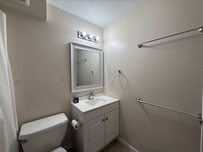 Building Photo - Remodeled 2-Bedroom!