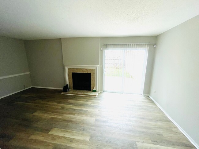 Building Photo - ** 3 bed 2.5 bath townhouse located by ACA...