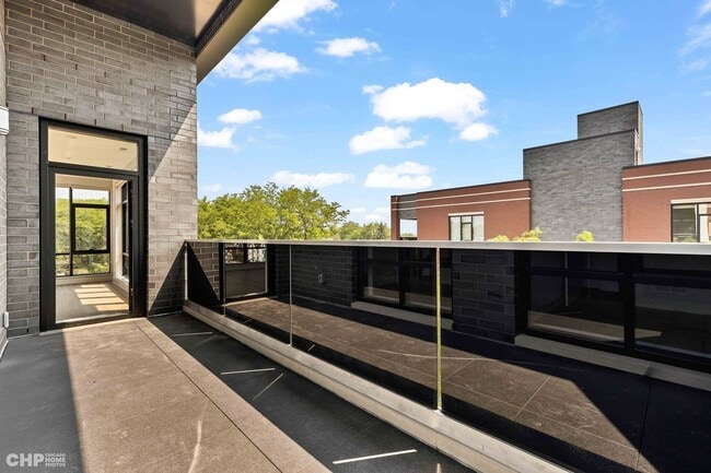 Building Photo - 3204 N Lawndale Ave