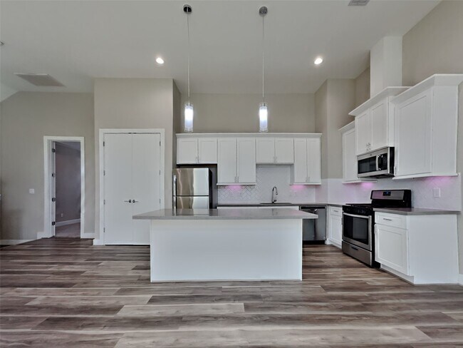 Building Photo - 5902 Gardendale Dr