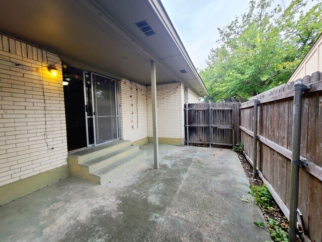 Building Photo - 2 Bed, 2 Bath Duplex near White Rock Lake!