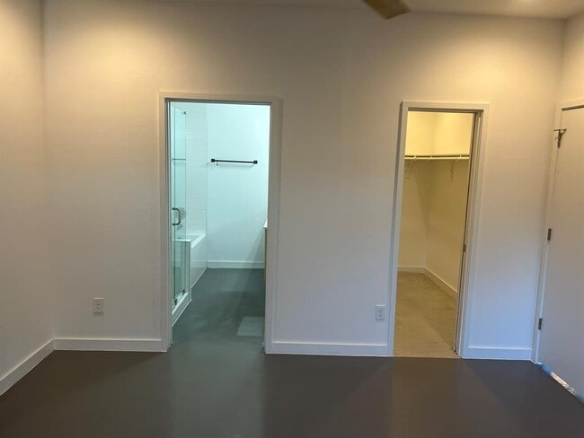 Building Photo - 1105 Altum St