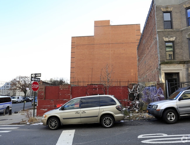 Primary Photo - 872 E 164th St