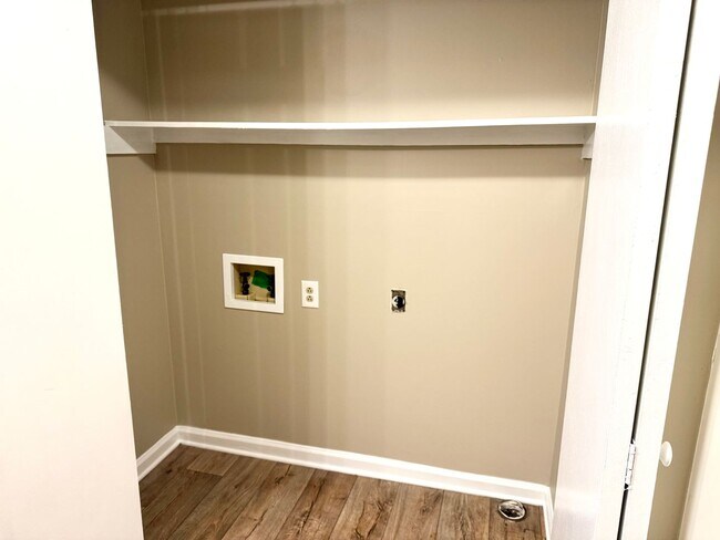 Building Photo - MOVE IN READY!