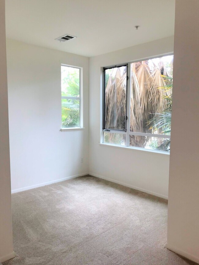 Building Photo - Ideally located Playa Vista Condo