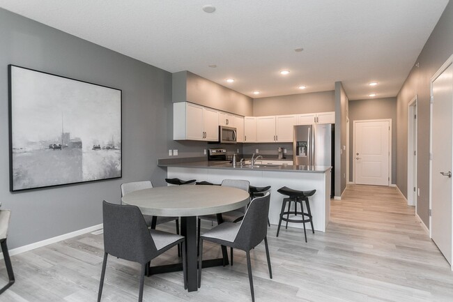 Building Photo - Fully Furnished Townhome Blocks Away From ...