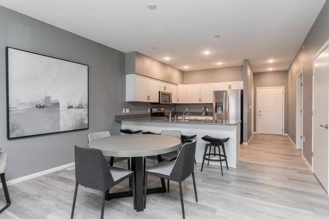 Building Photo - Fully Furnished Townhome Blocks Away From Downtown, Flexible Leasing Terms!