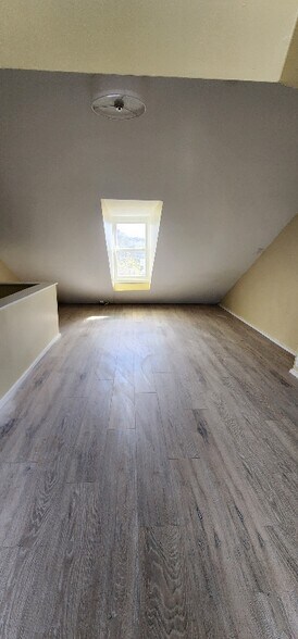 Building Photo - 1030A Elm St
