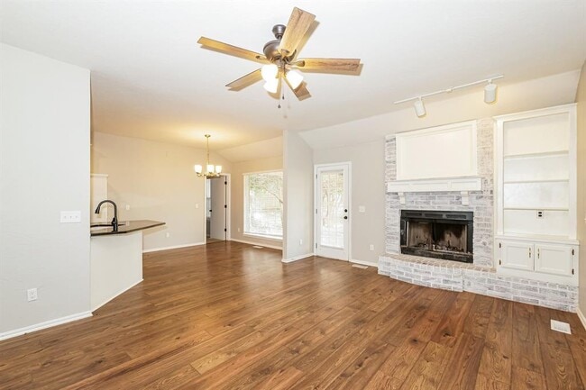 Building Photo - 703 Badger St NE