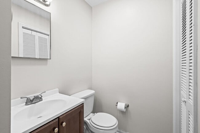 Building Photo - Reduced Rent for Any Lease Signed in Feb!! 8 Blocks to the Beach!!