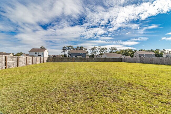 Building Photo - 208 Weeping Willow Dr