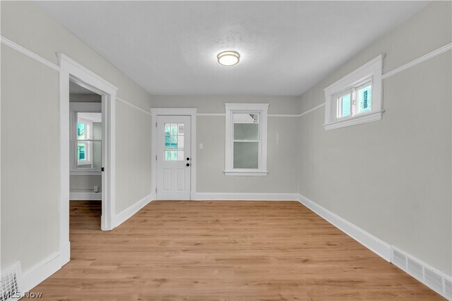 Building Photo - 1330 W 67th St