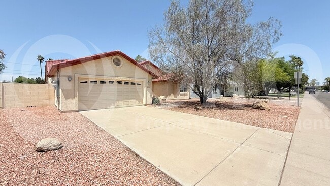 Building Photo - 822 W Earll Dr