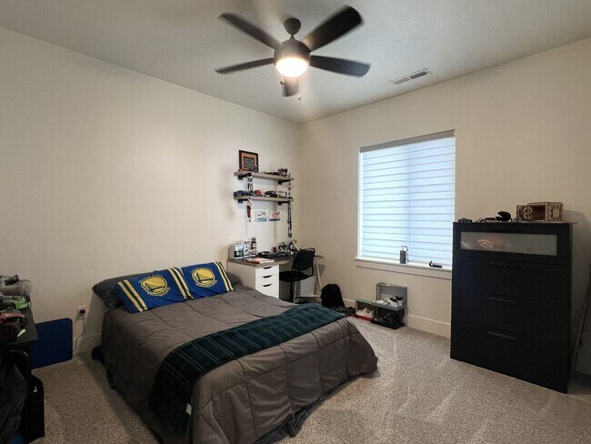 Building Photo - Gorgeous 3 bed 2 ba home in the perfect Me...