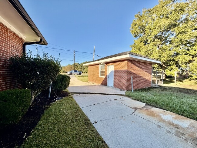 Building Photo - 1427 Old Ebenezer Rd