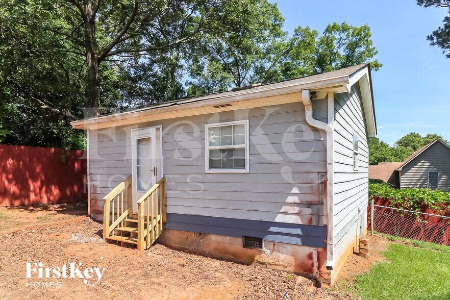 Building Photo - 3818 Clarendon Pl