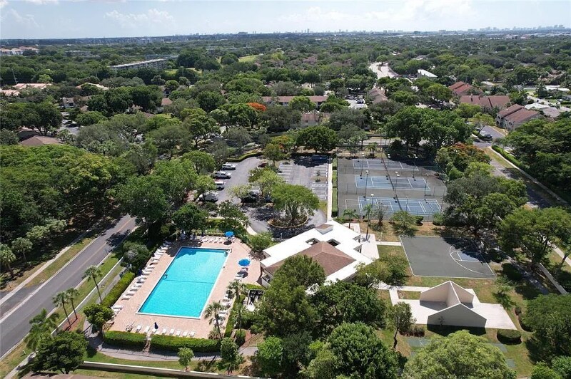 Building Photo - 709 Gardens Dr