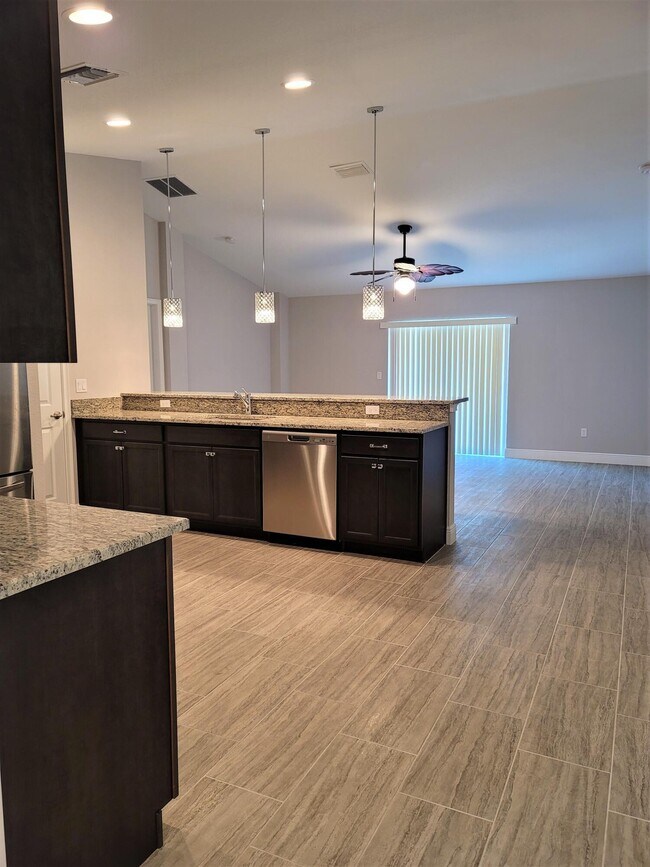 Building Photo - 459 SW Paar Dr