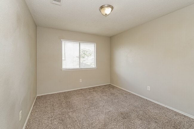 Building Photo - 15511 Evergreen Grove Dr