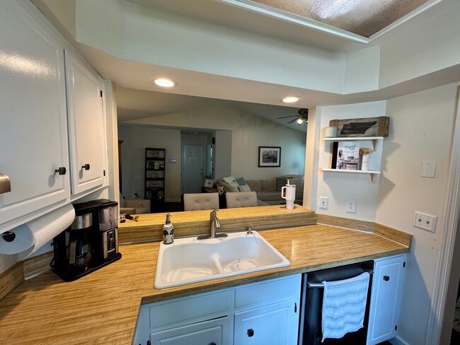 Building Photo - 5064 English Village Dr