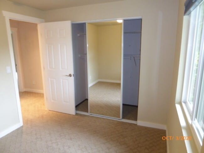 Building Photo - Beautiful 2 Story 3 Bed 2.5 Bath