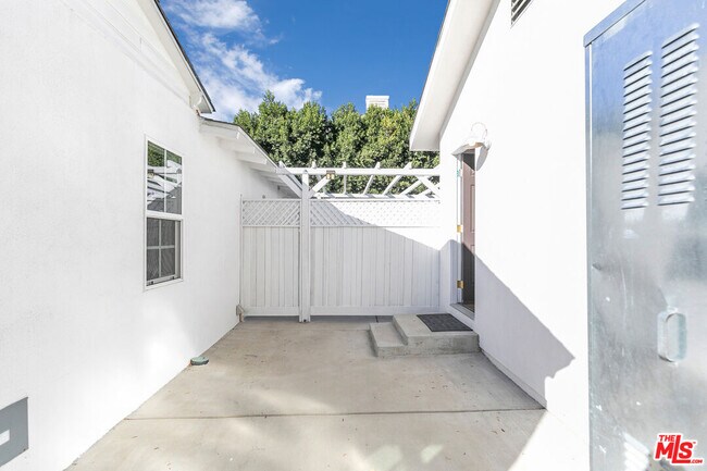 Building Photo - 5628 Buffalo Ave