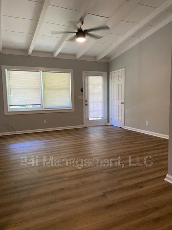 Building Photo - 255 Robert E Lee Dr