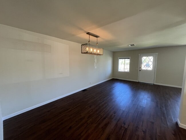 Building Photo - Recently renovated 2 bed 2 bath in Sacramento!