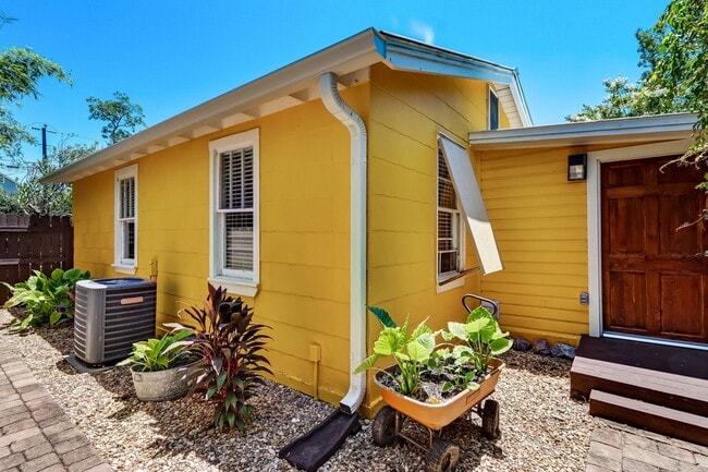 Building Photo - Charming Cottage in the Heart of Amelia Island: Your Perfect Rental Haven!