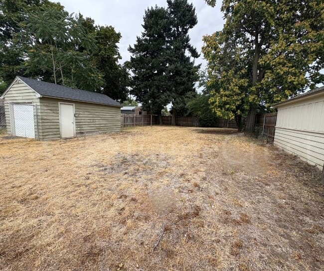 Building Photo - Three Bedroom, Two Bathroom House Located ...