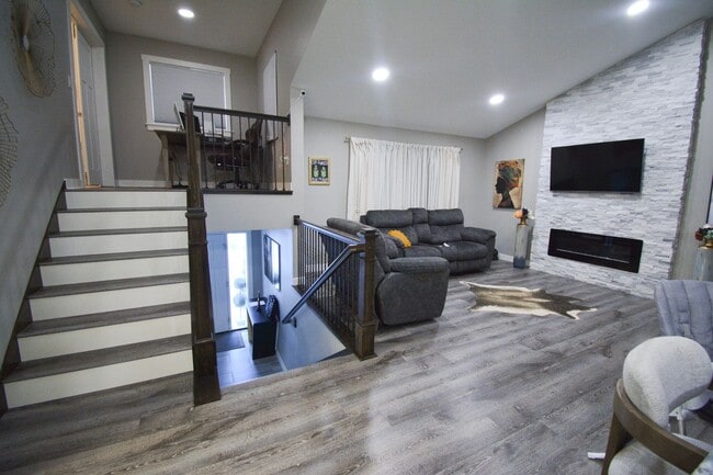 Building Photo - 5 Bed | 3 Bath | Luxury Living at Its Finest