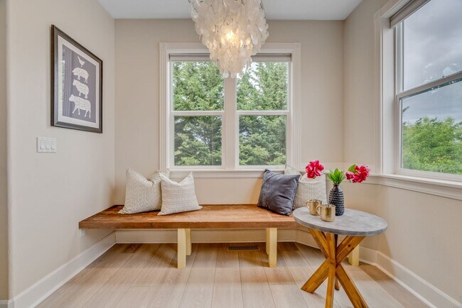 Building Photo - Stunning, spacious 4-bdrm/4-bath in Tigard. Fireplace, massive decks, next to nature