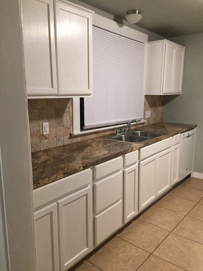 Building Photo - 1123 W Maple Ave