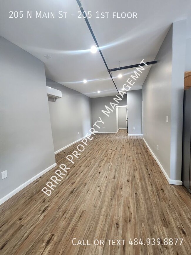 Building Photo - Modern 2 bedroom 1 bathroom 1st floor apar...