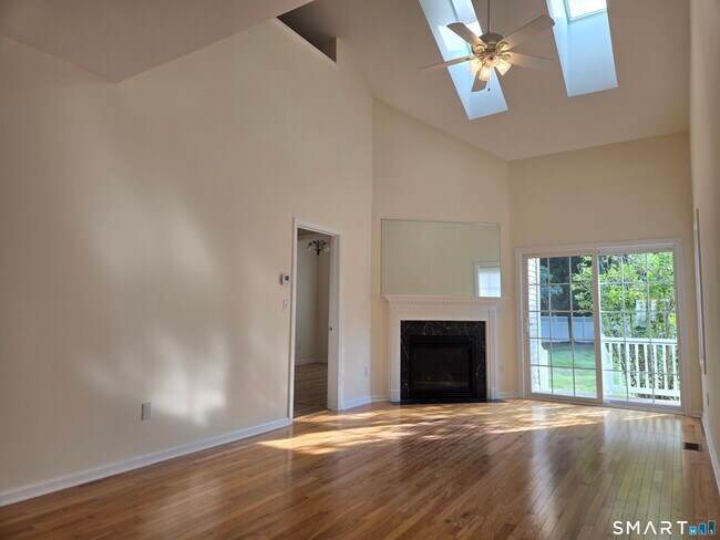 Building Photo - 511 Elm St