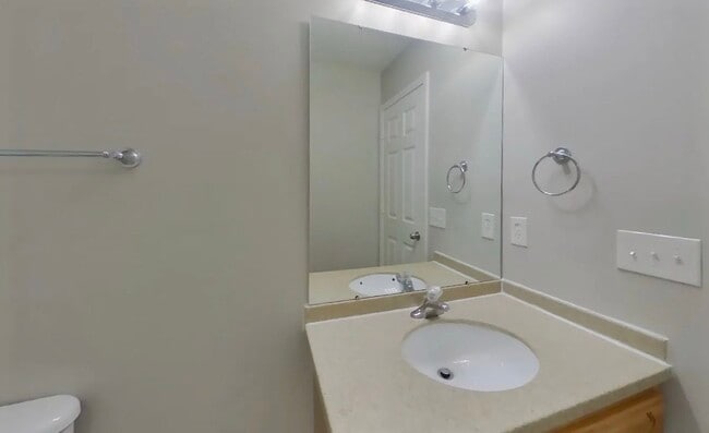 Building Photo - 3 Bedroom Residence Perfect for Family Living