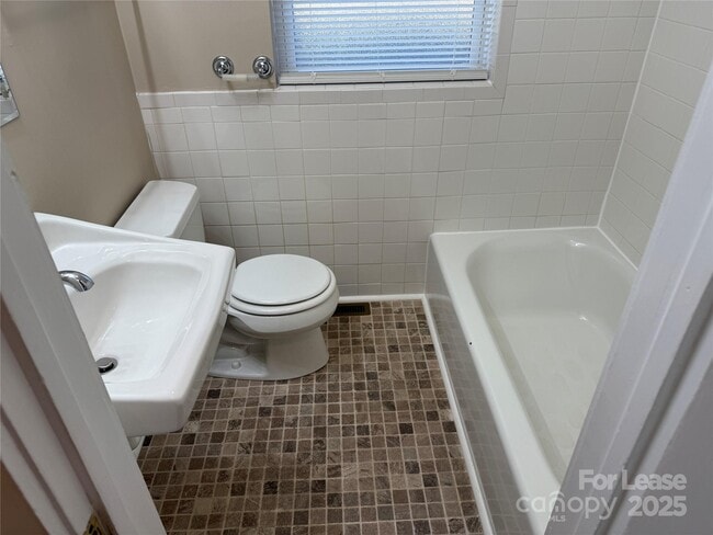 Building Photo - 445 Reynolda Dr