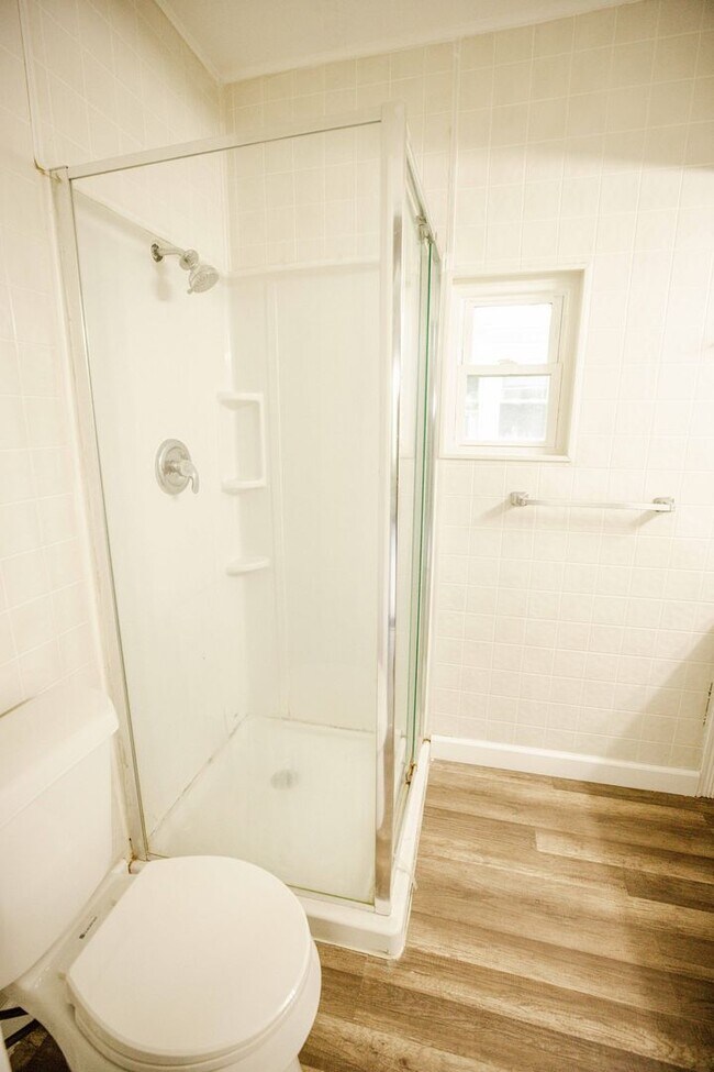 Building Photo - Very nice three bedroom 2 bathroom house available for rent!