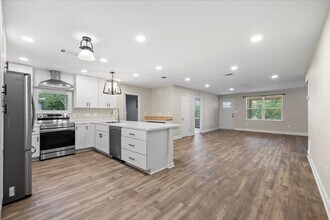 Building Photo - AVAILABLE 9/19!! 3bed/2bath with flex spac...